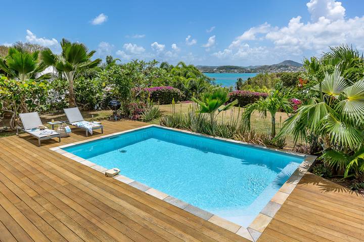 Vacation rental for 8 people, with terrace and yard in the Caribbean