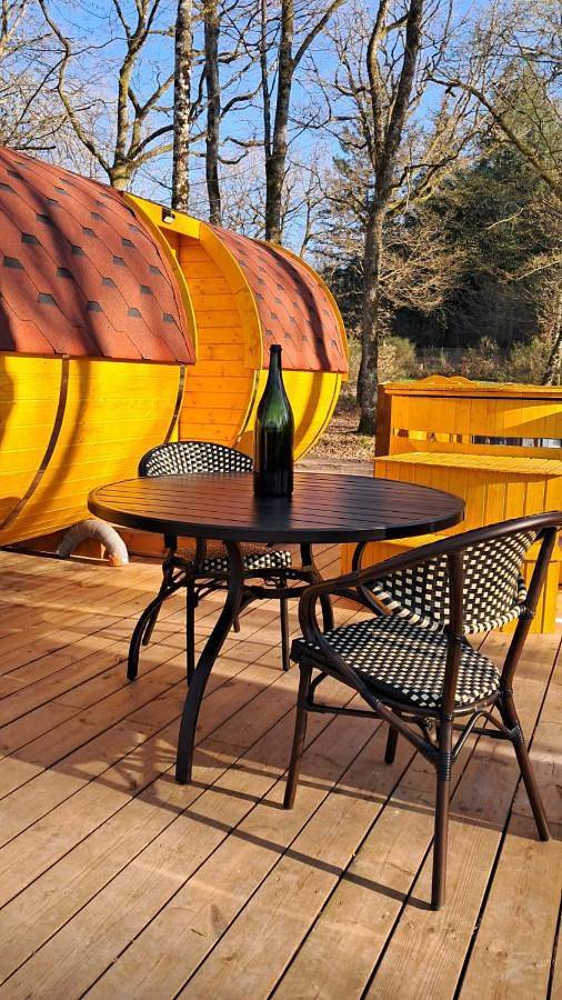 Camping pour 2 personnes, avec Jacuzzi et Terrasse ainsi que Jardin et Vue sur le lac