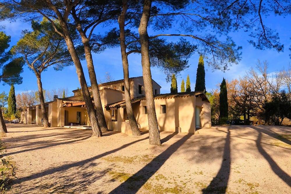 5ha property with exceptional views 15mn from Aix-en-Provence in Rousset, Region de Aix-en-Provence