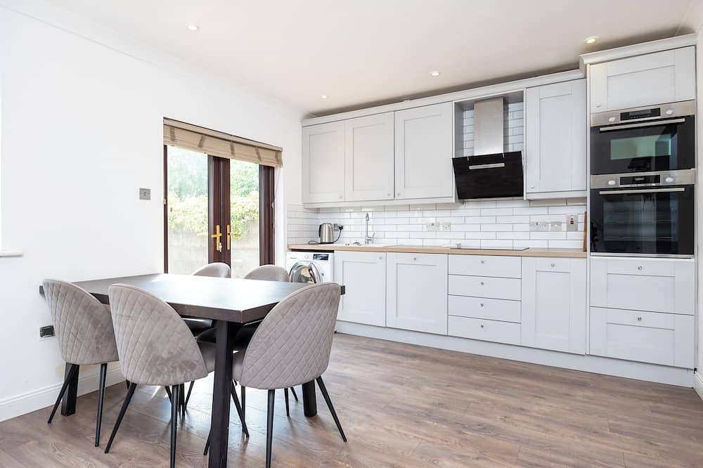 3Bed W/Backyard 10min to Milltown Tram & Bus Stops in Dublin, County Dublin