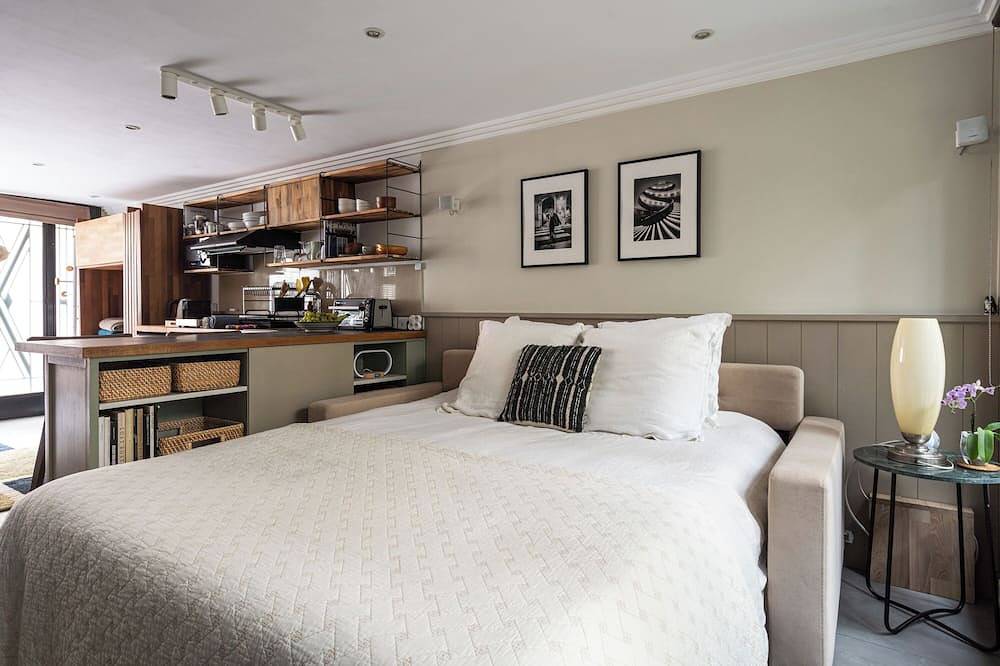 Entire apartment, Stunning Studio With Private Patio In Charming Gated Street in Neuilly-sur-Seine, Hauts-de-Seine