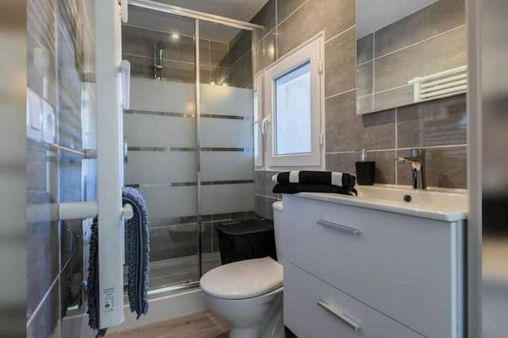 Entire apartment, ⭐️Apartment near the train station and the Polygone shopping center⭐️ in Béziers, Mediterranean Coast (France)