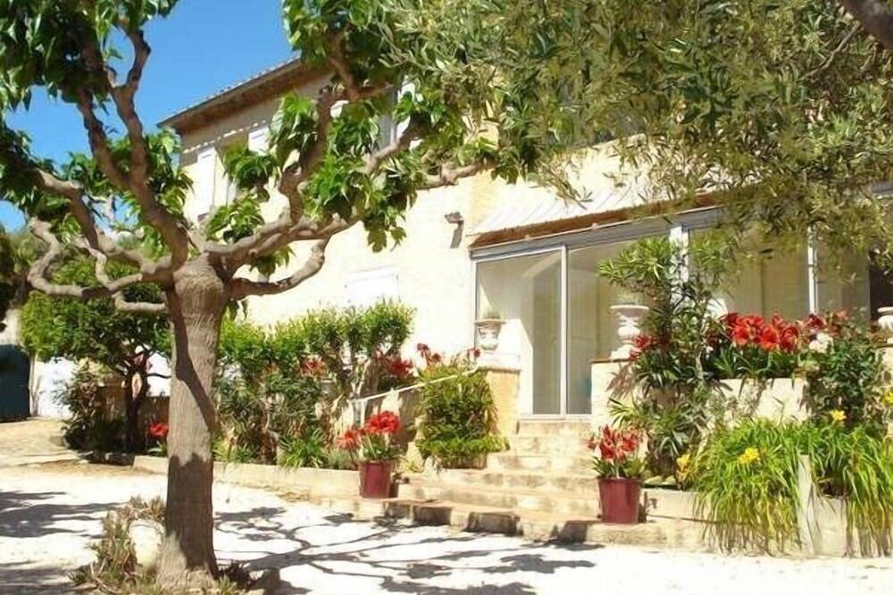 Appartement entier, Grand Rdc d'une villa provençale au cœur du village, près de la mer in La Cadière-d'Azur, Côte méditerranéenne (France)