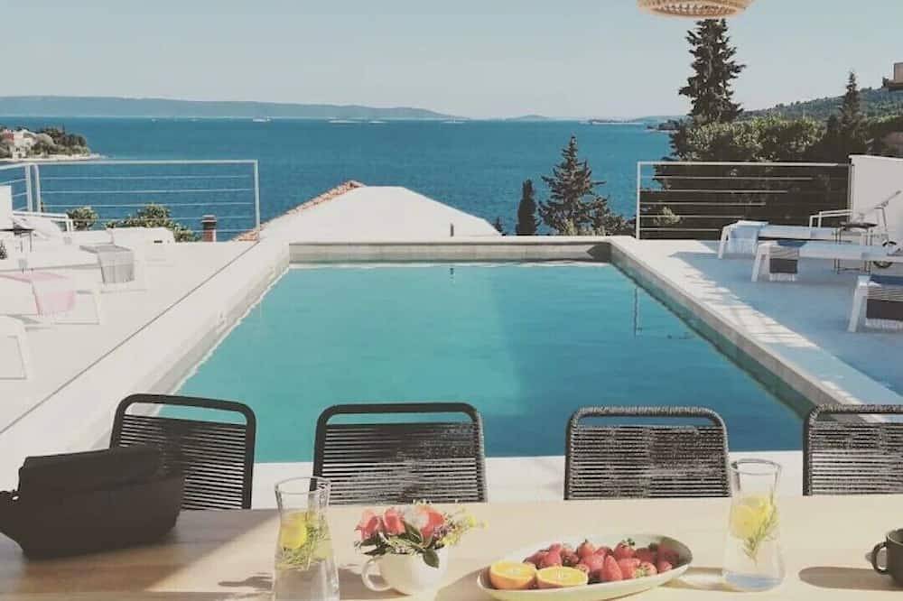 Ganze Wohnung, Schicke 125m2 Fewo in der Villa mit Pool, Strandnah, Meerblick, 5km vom Trogir in Seget Vranjica, Split-Dalmatien