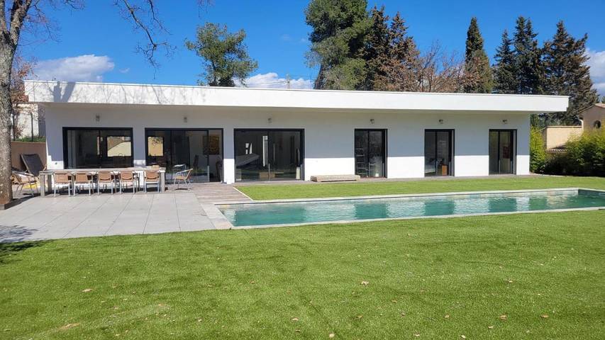 Location de vacances pour 9 personnes, avec piscine ainsi que jardin et vue à Fox-Amphoux