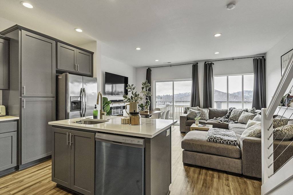 Modern and Bright South Salem Townhome Getaway with Game Room in Salem (OR), Willamette Valley