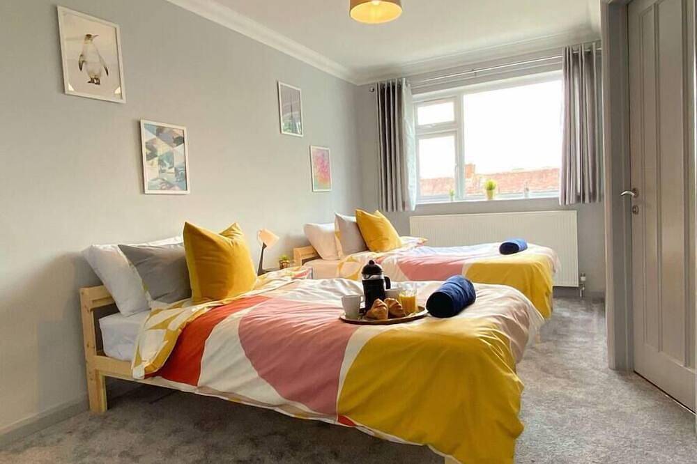 Beautiful 4 Bedroom house -5 min walk to the beach in Bournemouth, Südwestengland