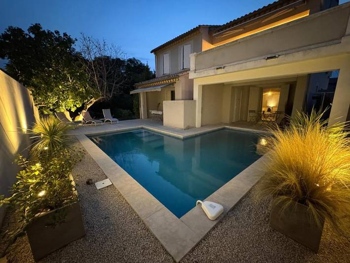 Villa pour 8 personnes, avec Balcon et Terrasse ainsi que Jardin et Piscine