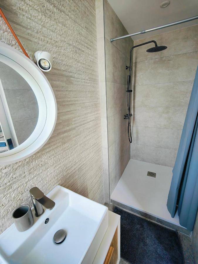 Appartement de vacances entier, Double Room with Private Bathroom in Saint-Romain-en-Gal, Lyon et ses environs