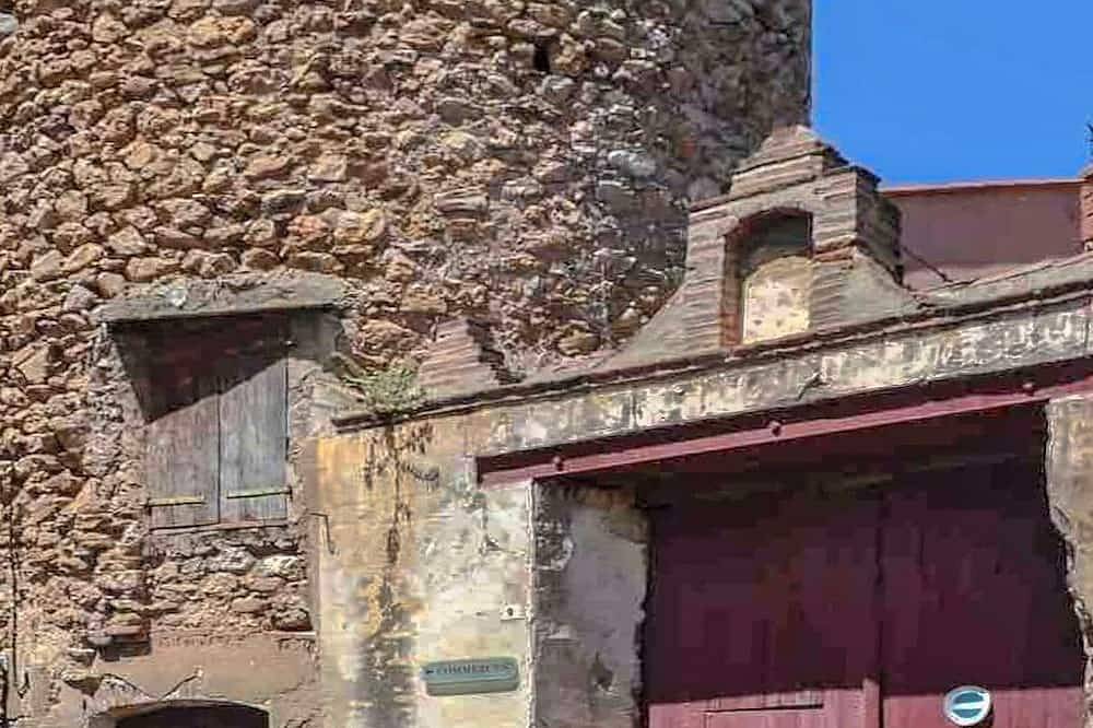 Entire apartment, 40m2 T2 apartment Small medieval village in the heart of the Roussillon vineyards in Baixas, Perpignan region