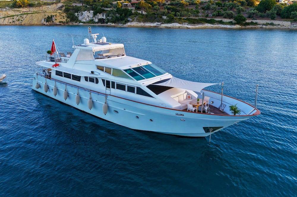 7 cabins 27M Benetti luxury yacht Velora in Cesme, Türkische Ägäis