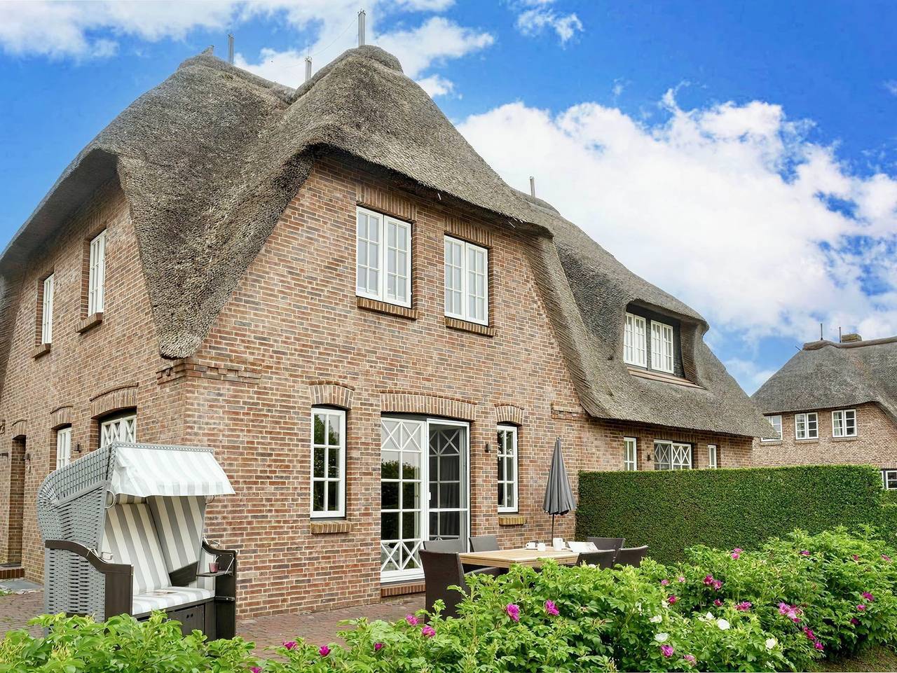 Seesucht Föhr - Reethaushälfte mit Terrasse, Garten & Sauna - Seesucht-Föhr - Moderne Reet-Haushälfte mit Sauna in Utersum, Föhr