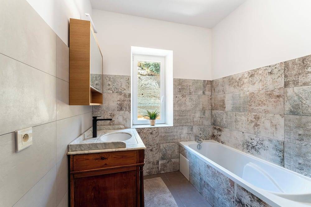 Entire apartment, Chateau de Couvent Apartment for 2 people next to the golf course in Miramas, Istres region