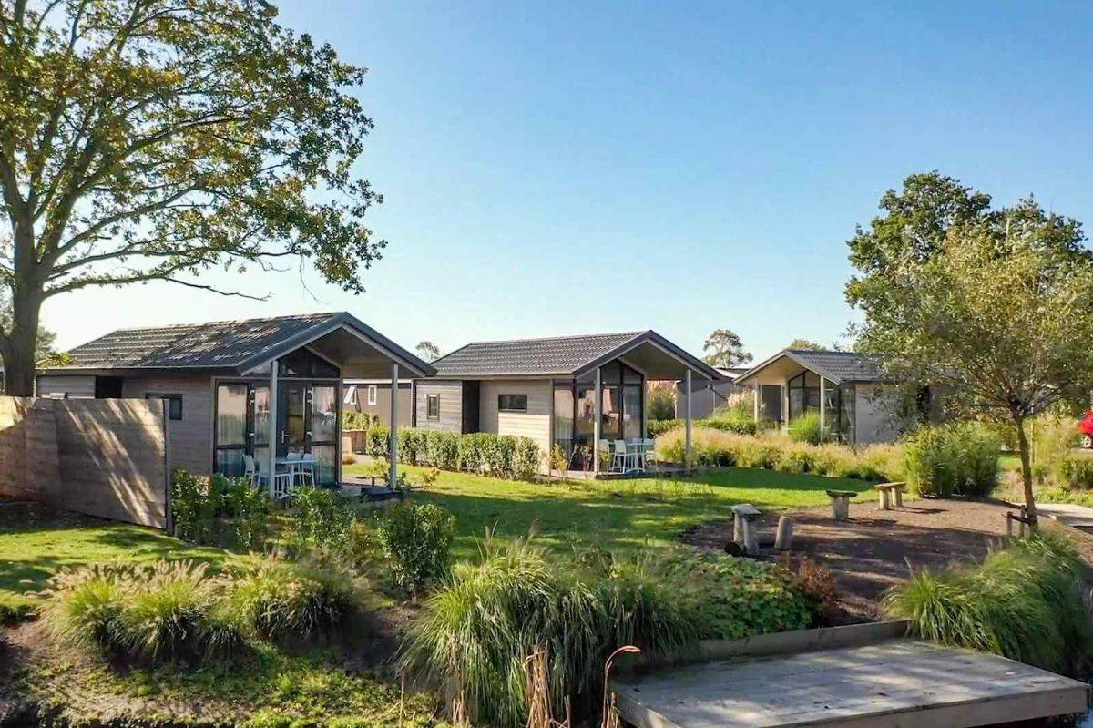 Modernes chalet für 6 Personen am Rande eines grünen Ferienparks in Nordholland in Graft-De Rijp, Holländische Küste