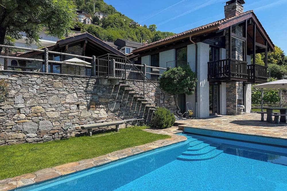 Grosszügige Ferienanlage für 6+ Personen mit Schwimmbad mit Blick auf den Lago M in Minusio, Tessiner Alpen