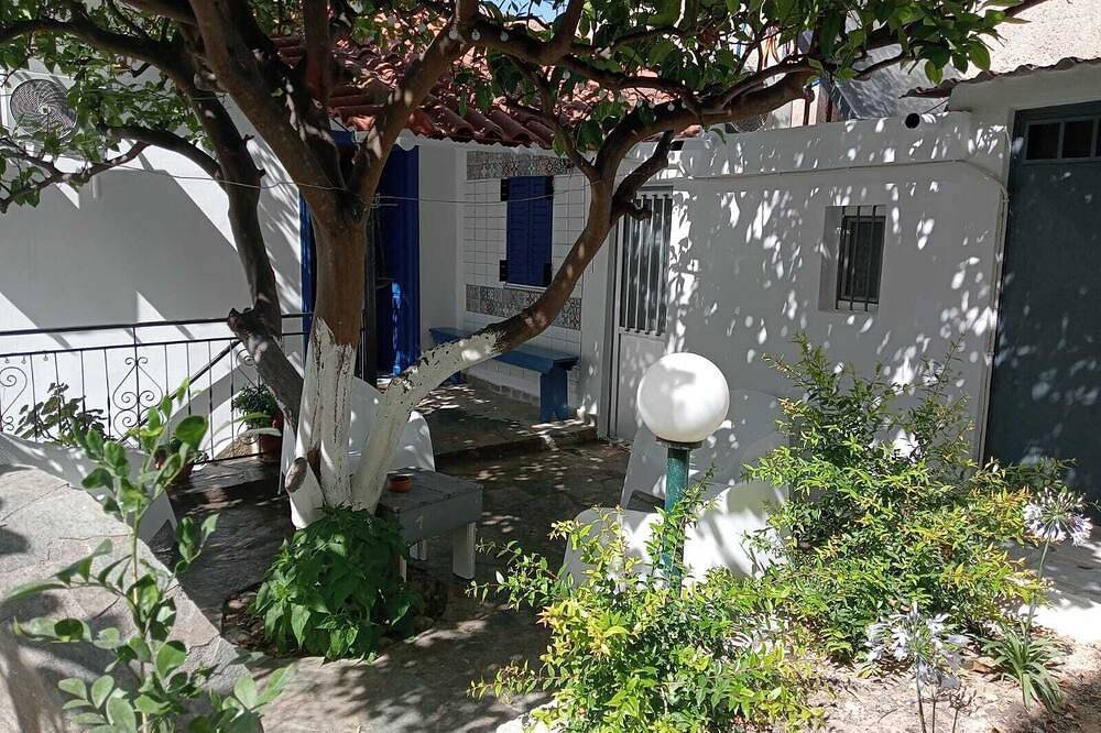 Your Koroni Escape Starts Here: Central Apartment near Zaga Beach and Tavernas.  in Koroni, Messenien