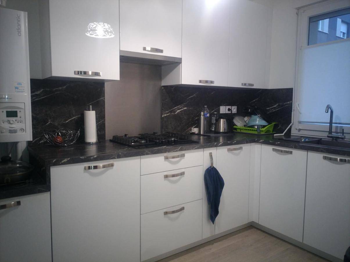 Appartement de vacances entier, Belle chambre dans une charmante et grande maison duplex neuve et bien aérée in La Verrière, Yvelines
