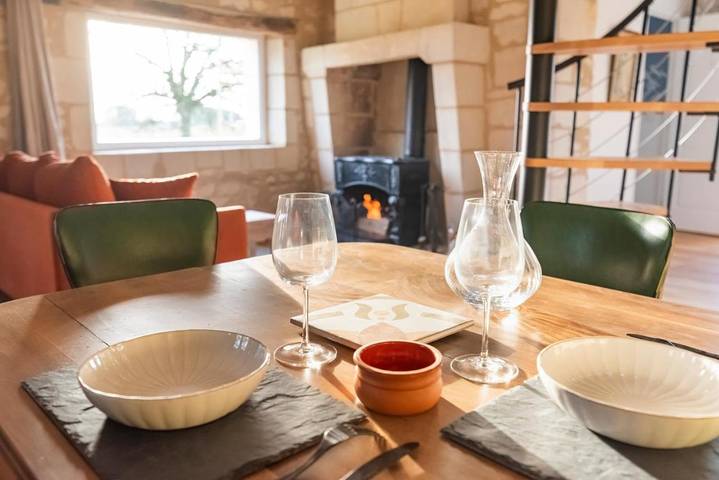 Location de vacances pour 2 personnes, avec jardin ainsi que piscine et vue, adapté aux familles dans Saulgé-l'Hôpital