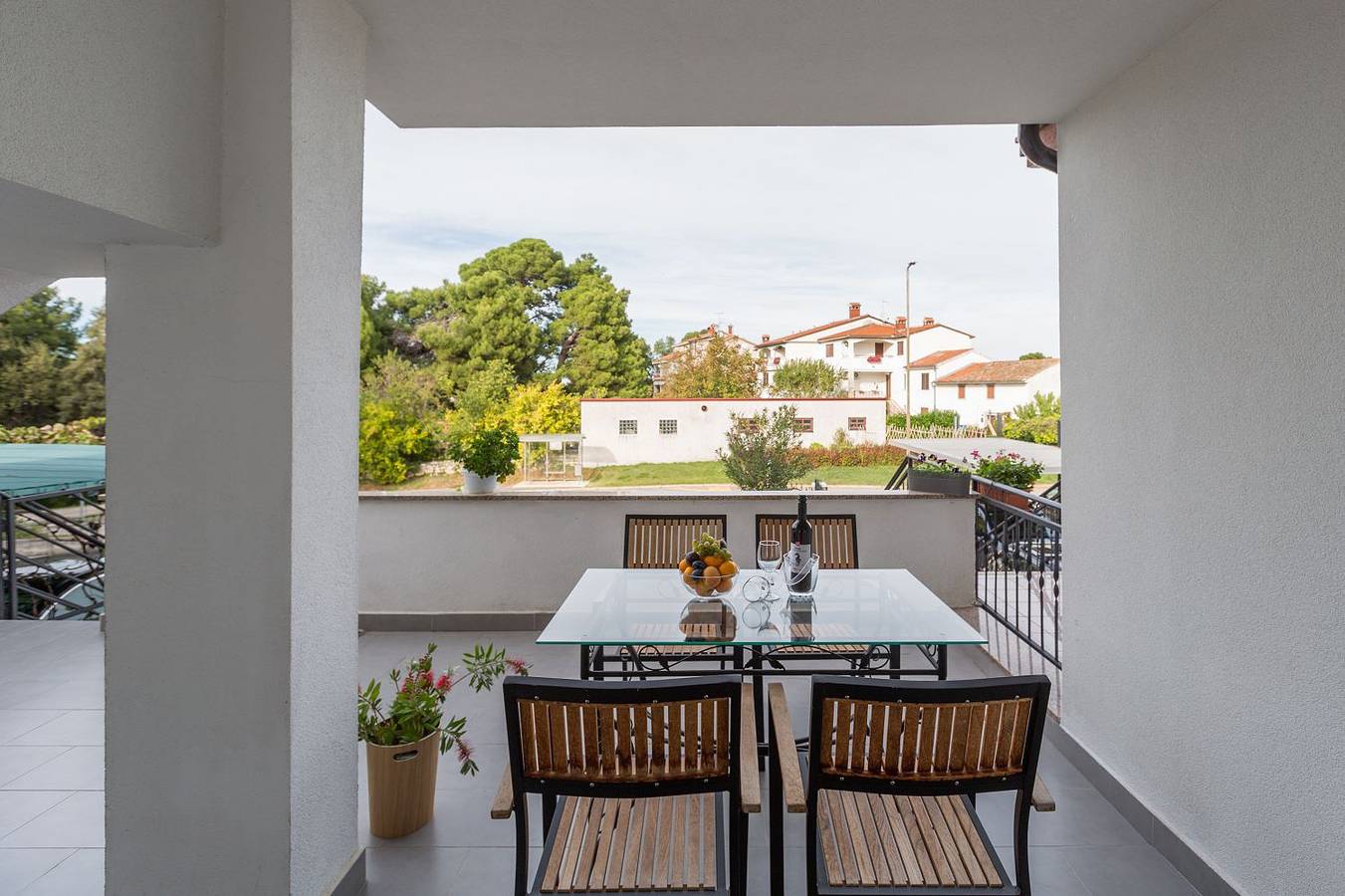 Ganze Wohnung, Idyllisches Apartment nur 600 Meter zum Strand mit privater Terrasse, Wifi, Parkplatz in Poreč, Grad Poreč