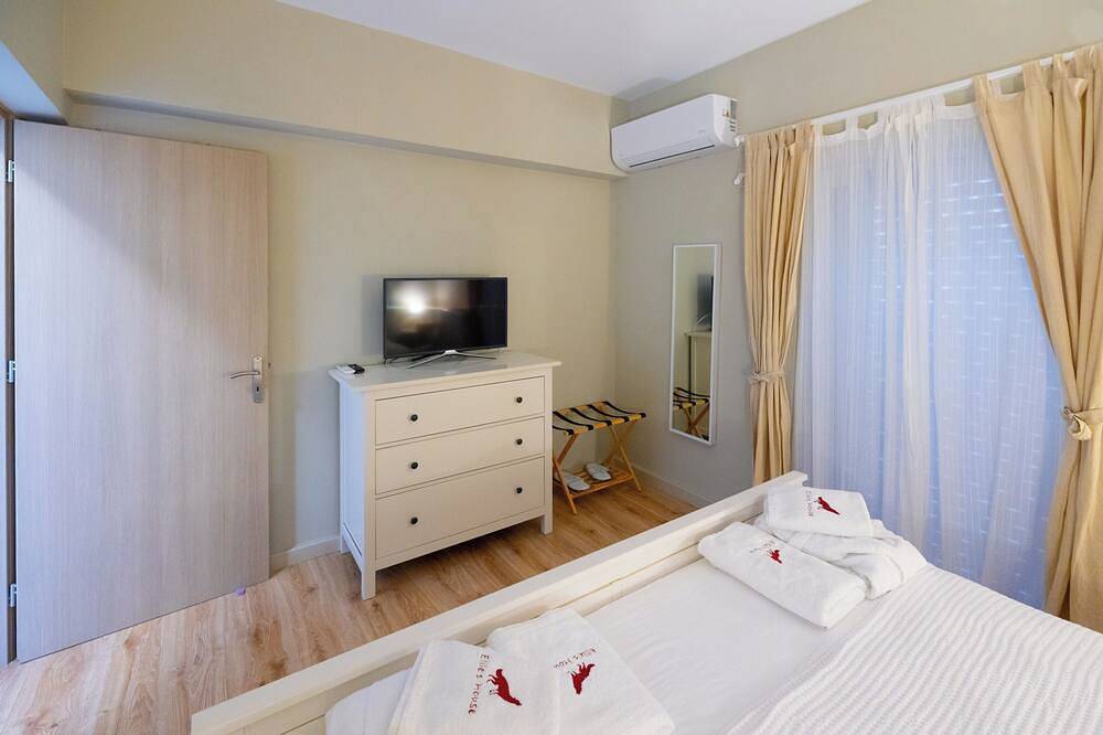 Ganze Wohnung, Elegant Seaview Retreat Near Athens for a Tranquil Greek Coastal Escape in Theologos, Fthiotida