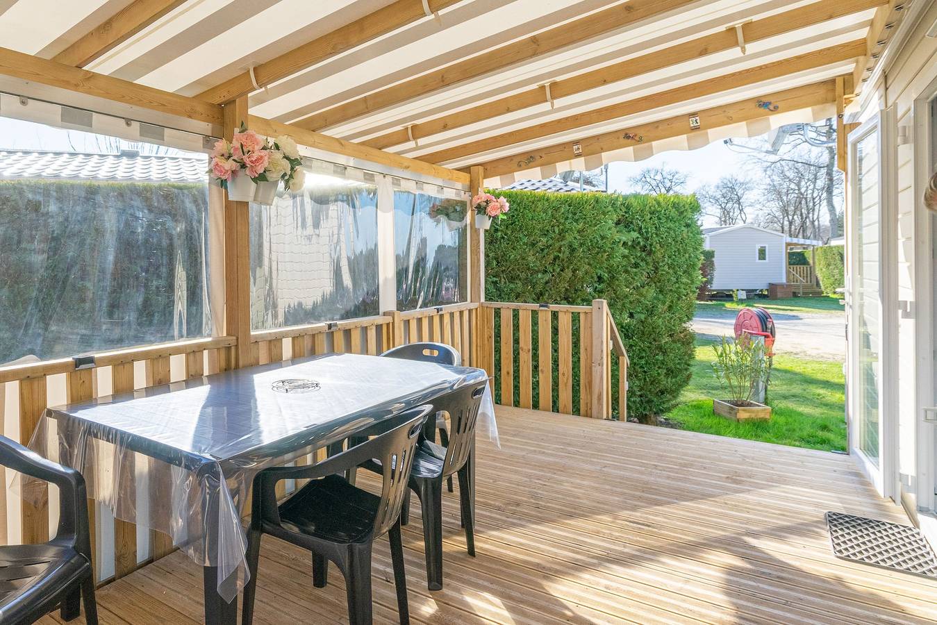 Mobil-home 'Bora-Bora' 289 avec piscine partagée, terrasse privée et jardin privé in Les Mathes, Côte de Beauté