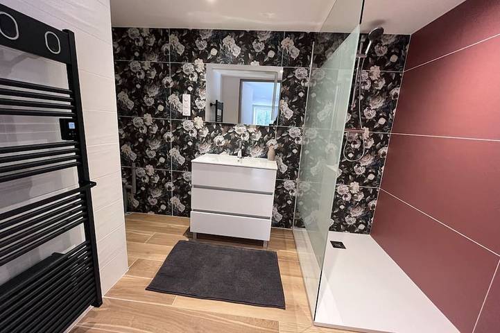 Gîte pour 8 personnes, avec jardin dans Belmont-sur-Buttant