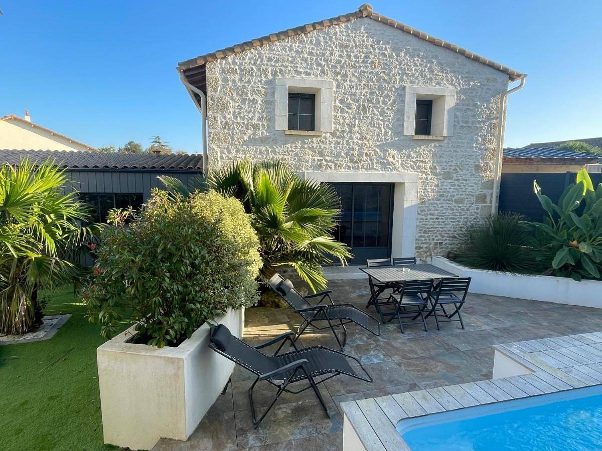 Jolie maison en pierres avec piscine et parking in Saint-Gelais, Région de Niort