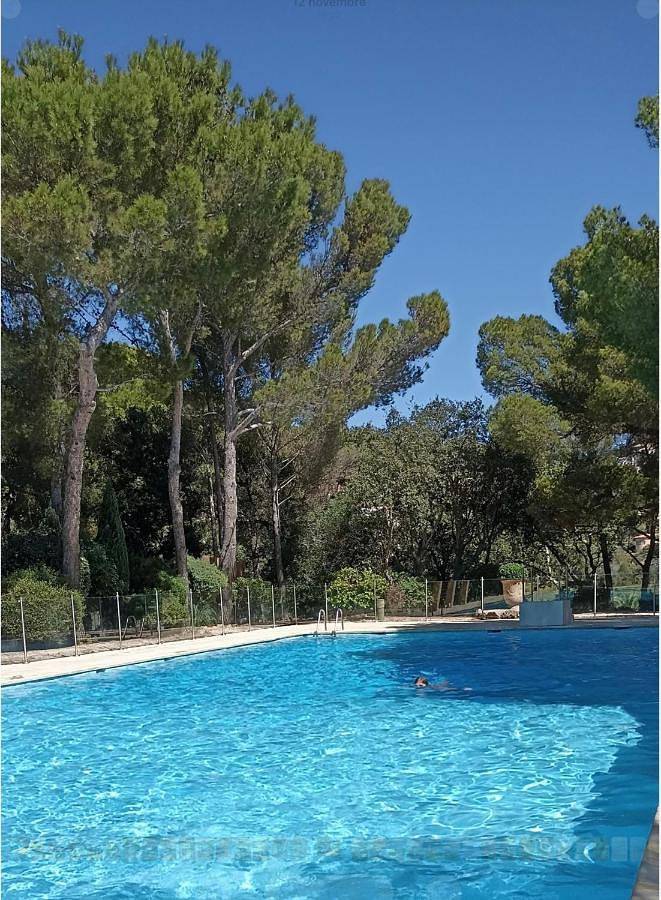 Gîte pour 4 personnes, avec piscine ainsi que terrasse et vue dans Plage de la Baumette - 4