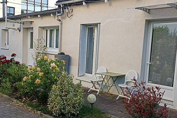 Gîte pour 10 personnes, avec terrasse à Garches