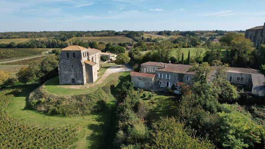 Location de vacances pour 12 personnes, avec Balcon et Terrasse ainsi que Jardin et Piscine à Pujols (Gironde)