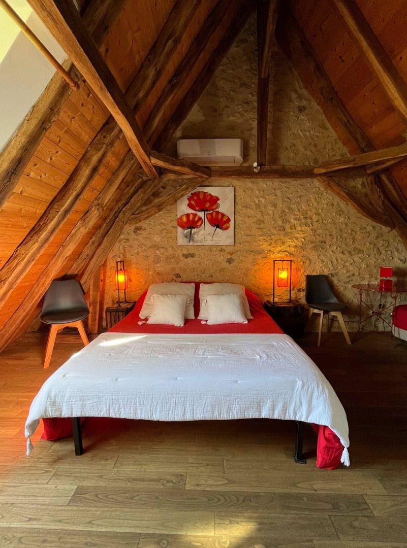 Chambre et table d'hôte avec spa à la Ferme de la Croix - Chambre Mansardée pour 2 ou pour 4 (climatisée)) in Saint-Avit-Sénieur, Périgord Pourpre