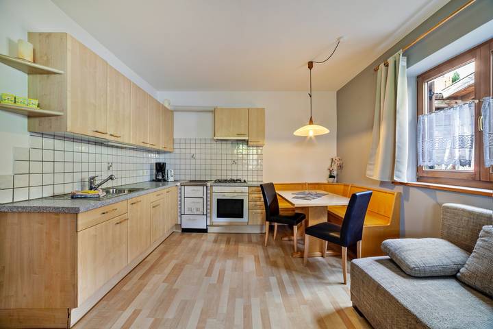 Ganze Wohnung, Ferienwohnung "Mosttragerhof 3" mit Bergblick, Gemeinschaftspool und Wlan in St. Georgen (Schenna), Schenna