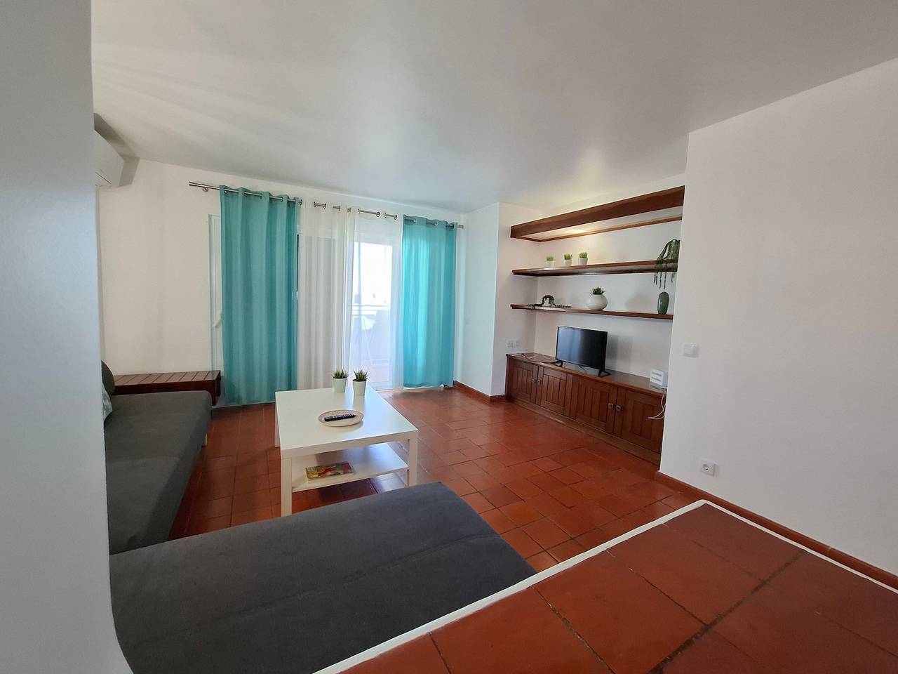 Entire apartment, Apartment 'Moinho  with Pool Access' with Shared Pool, Shared Garden and Air Conditioning in Albufeira, Faro District
