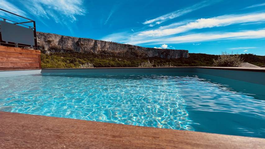Gîte pour 6 personnes, avec piscine ainsi que terrasse et jardin à Lioux - 4