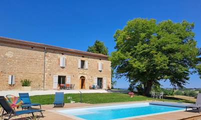 Location de vacances pour 7 personnes, avec jardin et piscine ainsi que vue et terrasse à Aussac
