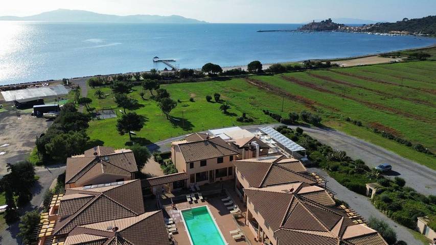Appart’hôtel pour 5 personnes, avec Terrasse ainsi que Jardin et Piscine à Orbetello