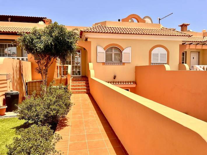 Casa de vacaciones para 8 personas, con vistas además de jardín y terraza - 1