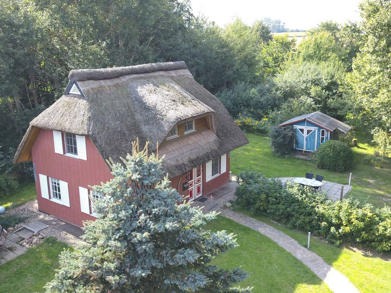 Idyllisches Reetdachhaus mit großem Garten in Poseritz, Stralsund Umland