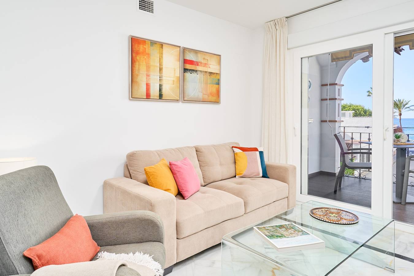 Apartamento entero, "Casa de la playa Alto Realengo" cerca de la playa con terraza privada, A/C y Wi-Fi in La Herradura, Almuñecar