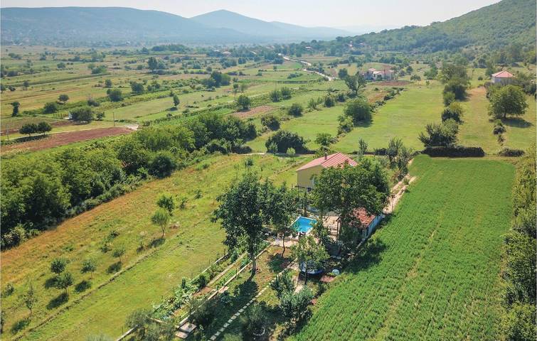 Charmante 150 m² große Ferienwohnung mit Pool, WLAN und Parkplatz in der Nähe des Stadtzentrums von Sušci in Dalmatinisches Zagora
