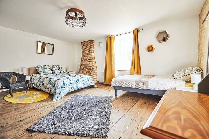 Complete non-smoking gîte for 11 people with jacuzzi and enclosed garden in Séreilhac, Limoges region