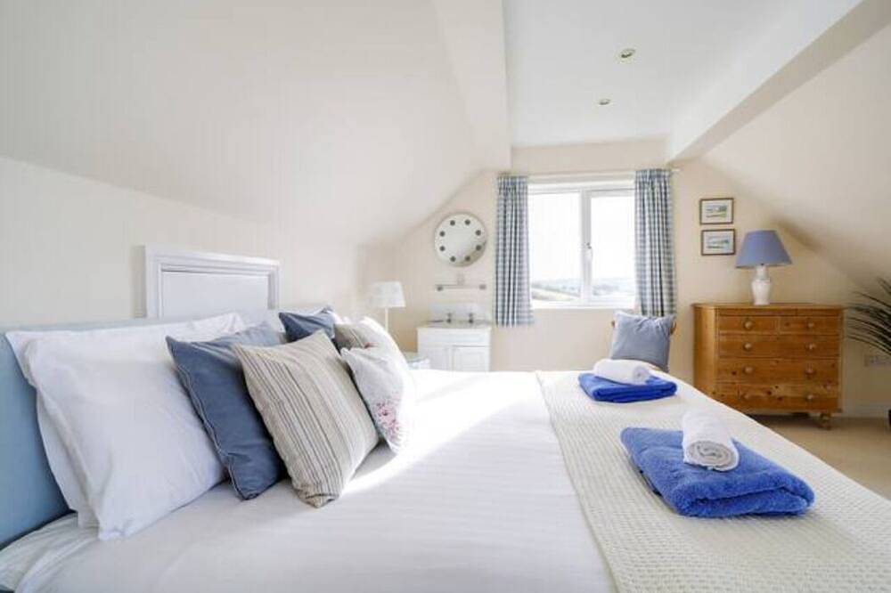 Trevarthian - A stunning holiday home overlooking Polzeath beach,sleeps 8 + dogs in Polzeath, Pentire Point - Widemouth