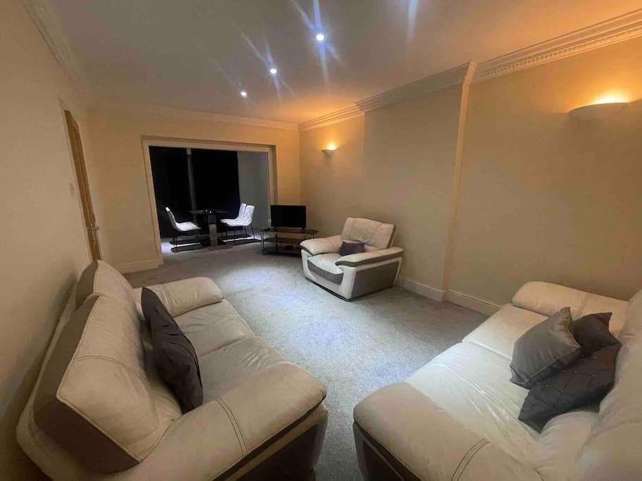 Charming House with Garden - Sleeps 6 & Parking in Hillingdon, London
