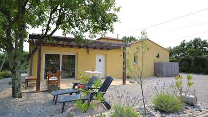 Gîte pour 2 personnes, avec piscine ainsi que jardin et terrasse dans Largentière