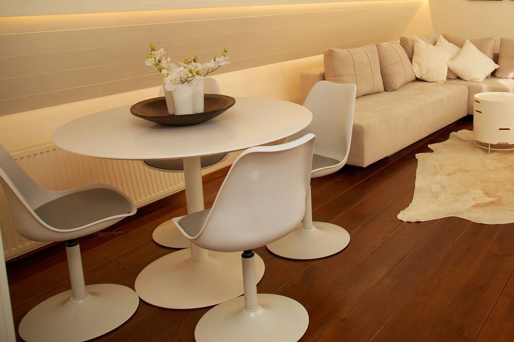 Renovated B&B houseboat in the centre of Amsterdam in Jordaan, Dutch Coast