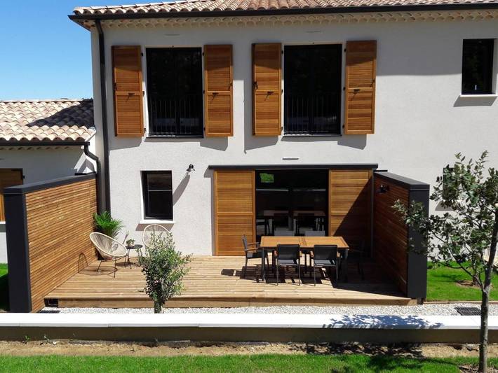 Ferienwohnung für 6 Personen, mit Terrasse und Garten sowie Pool und Ausblick in Aiguèze