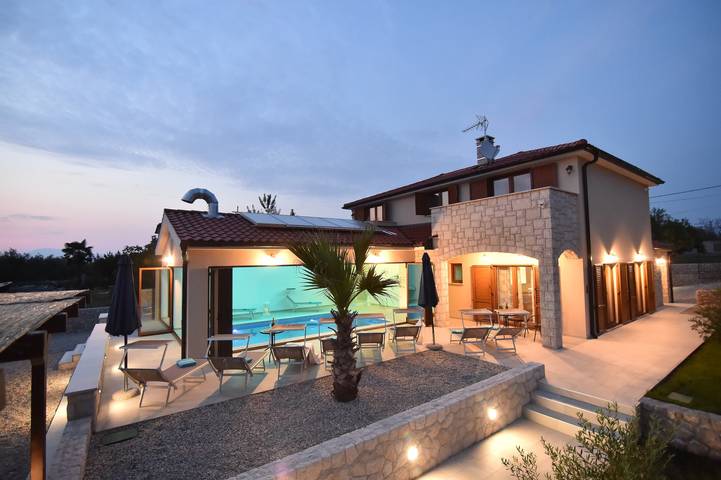 Villa for 8 people, with balcony and garden as well as pool - 1
