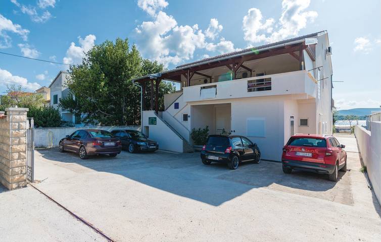 Ganze Ferienwohnung, Apartment mit Meerblick, Terrasse, Parkplatz und WLAN, 700 m vom Strand entfernt in Općina Sveti Filip i Jakov, Zadar