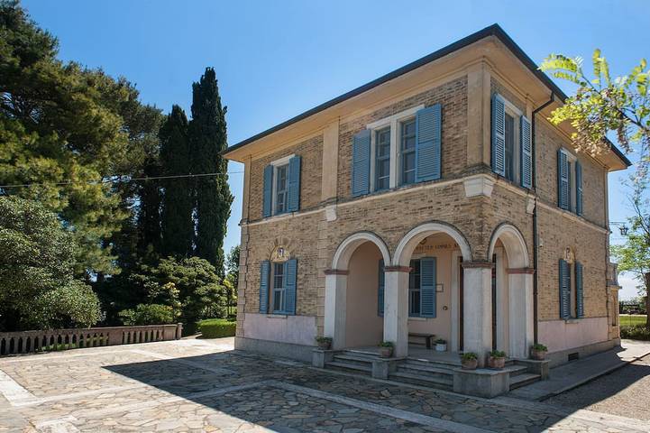 Ferienhaus für 8 Personen, mit Balkon und Whirlpool sowie Garten in Osimo