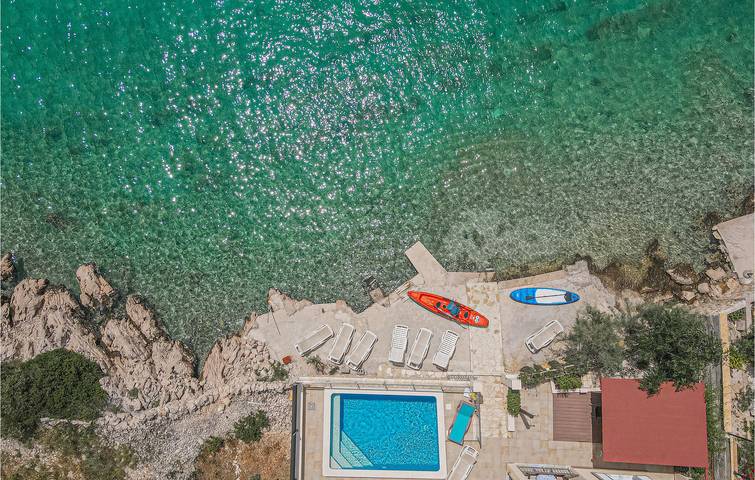 Urlaub am Meer: Stilvolles Apartment mit Pool und Terrasse, 1 km vom Strand entfernt in Razanj, Šibenik-Knin